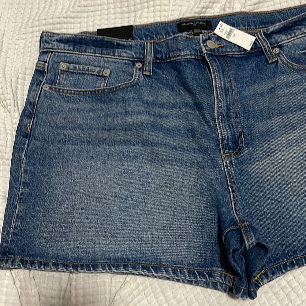 NWT- Banana Republic - 33/16, 34/18 & 35/20. Classic Denim Short - Picture 3 of 7